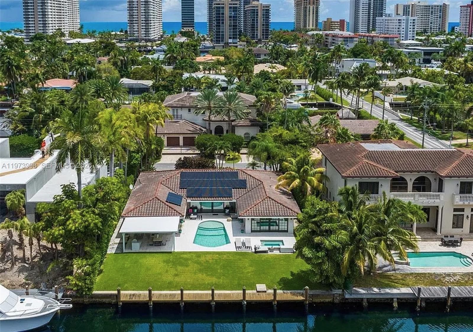 524 Oleander Dr, Hallandale Beach, FL 33009 — zdjęcie 2