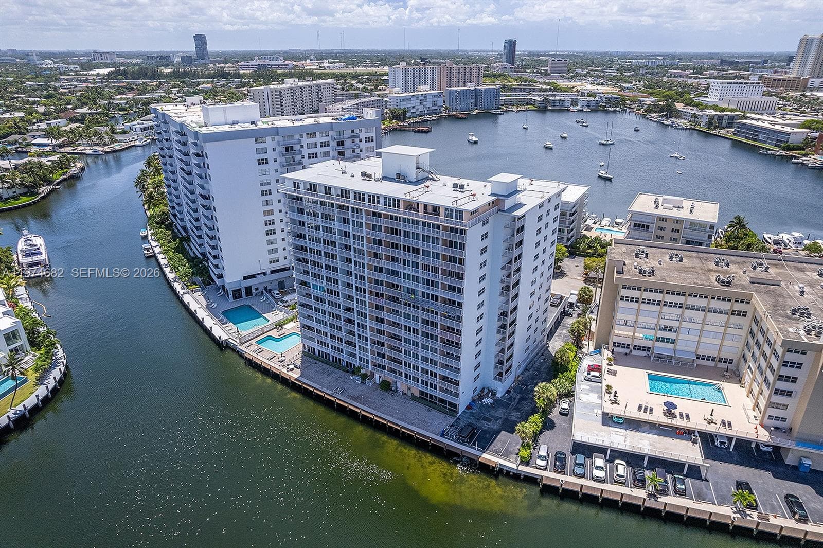 121 Golden Isles Dr # 201, Hallandale Beach, FL 33009 — zdjęcie 2
