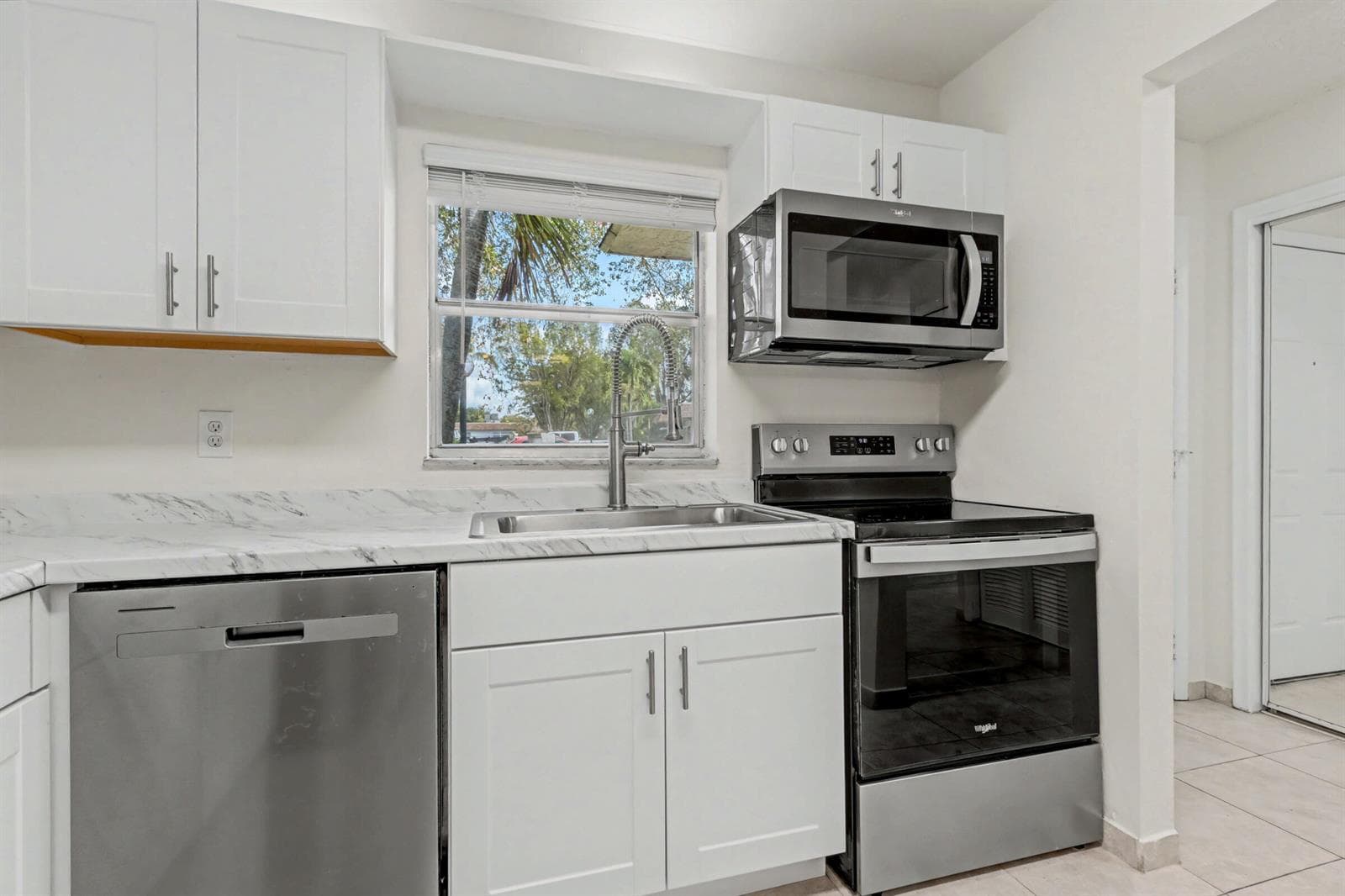 437 SW Natura Avenue # F, Deerfield Beach, FL 33441 — zdjęcie 3
