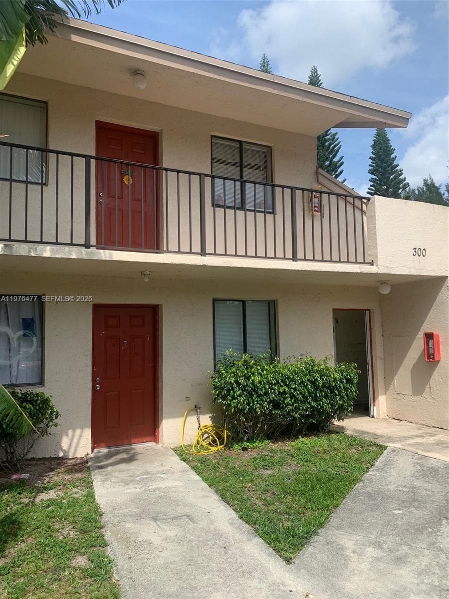 300 Nottingham Cir # J, Green Acres, FL 33463
