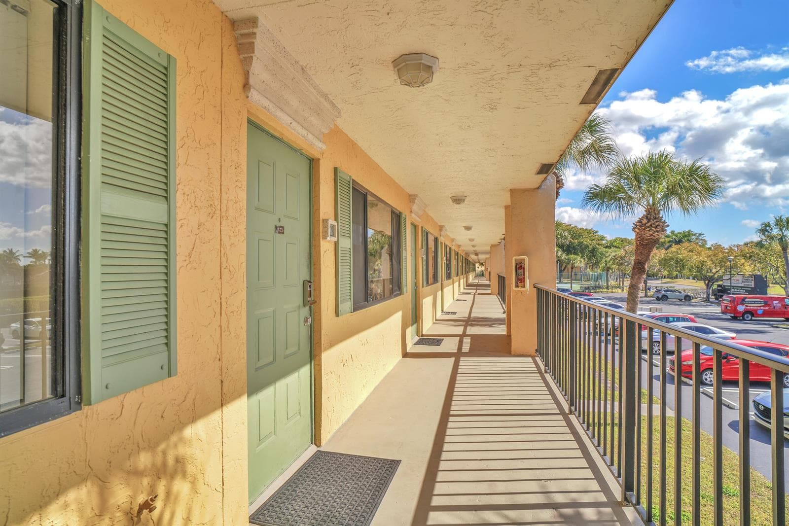 1423 Meadows Circle W, Boynton Beach, FL 33436 — zdjęcie 2