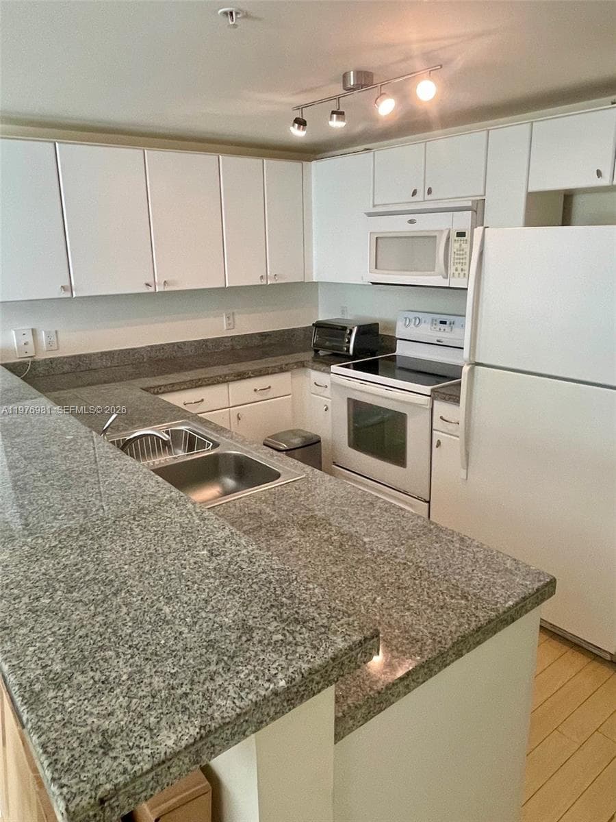 2740 SW 28th Ter # 304, Miami, FL 33133 — zdjęcie 2