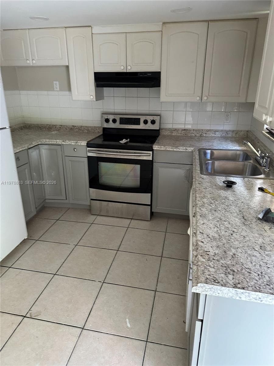 5223 NW 27th St # 9B, Lauderhill, FL 33313