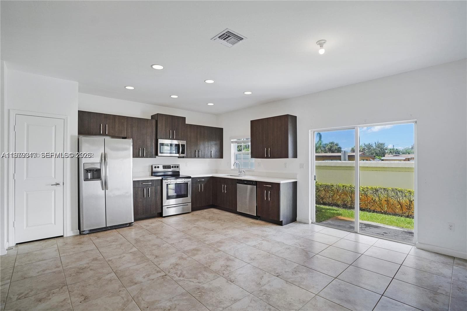 1121 NW 41st Ln, Lauderhill, FL 33313 — zdjęcie 3
