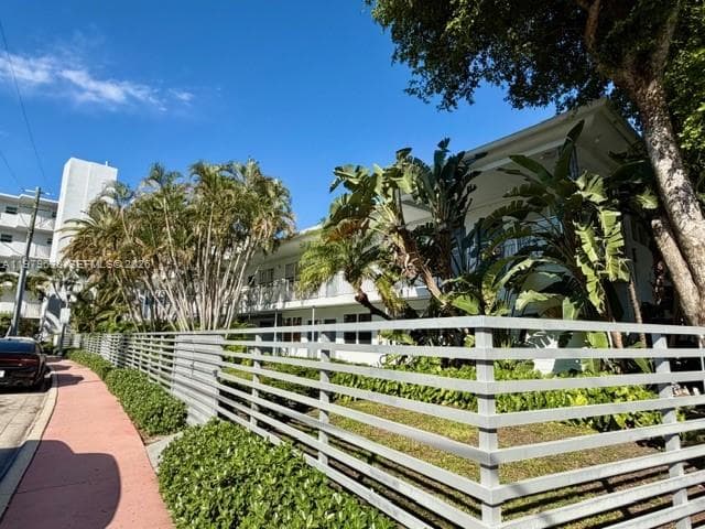 2445 Lake Pancoast Dr # 7, Miami Beach, FL 33140 — zdjęcie 3
