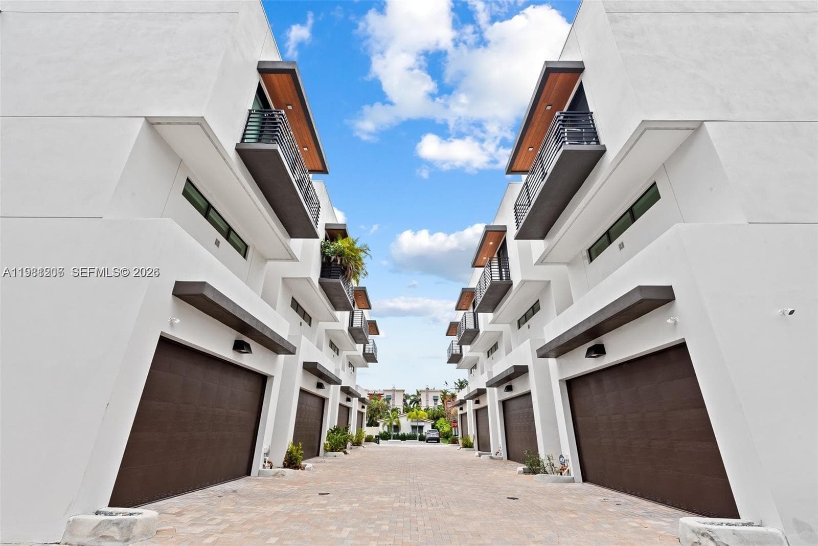 1056 N Victoria Park Rd, Fort Lauderdale, FL 33304 — zdjęcie 2