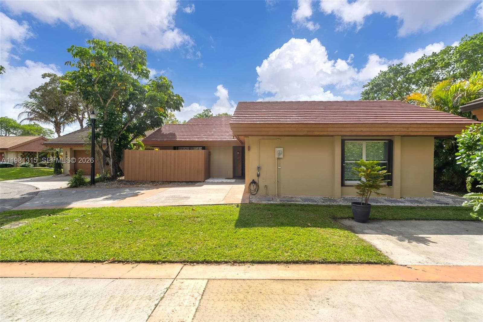 19951 NE 10th Place Way, Miami, FL 33179 — zdjęcie 2
