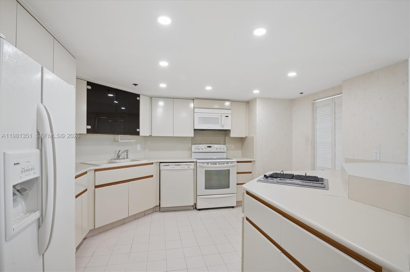 300 Three Islands Blvd # 516, Hallandale Beach, FL 33009 — zdjęcie 5