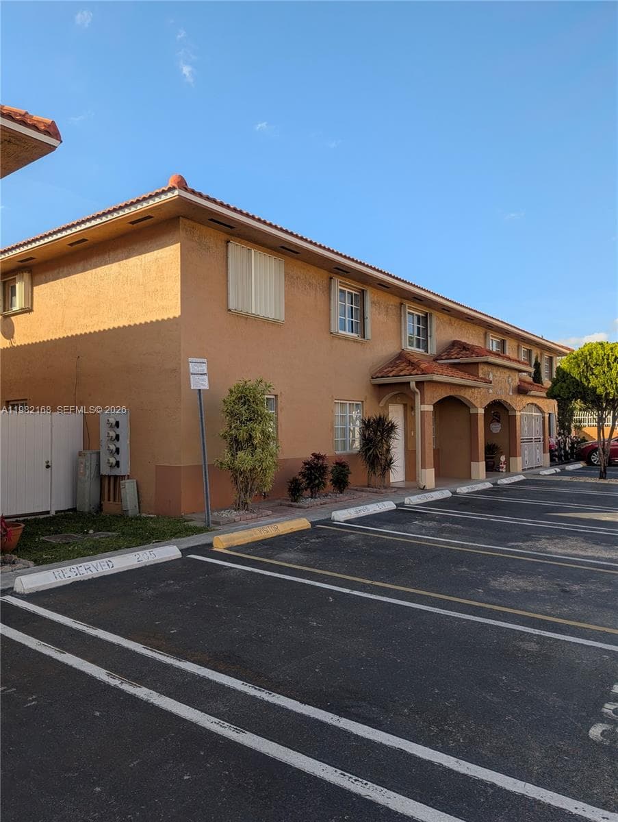 2485 W 76th St # 109, Hialeah, FL 33016
