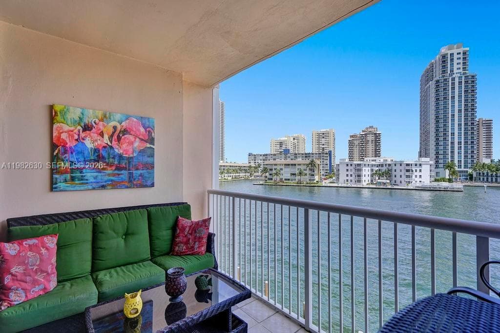 121 Golden Isles Dr # 205, Hallandale Beach, FL 33009 — zdjęcie 3