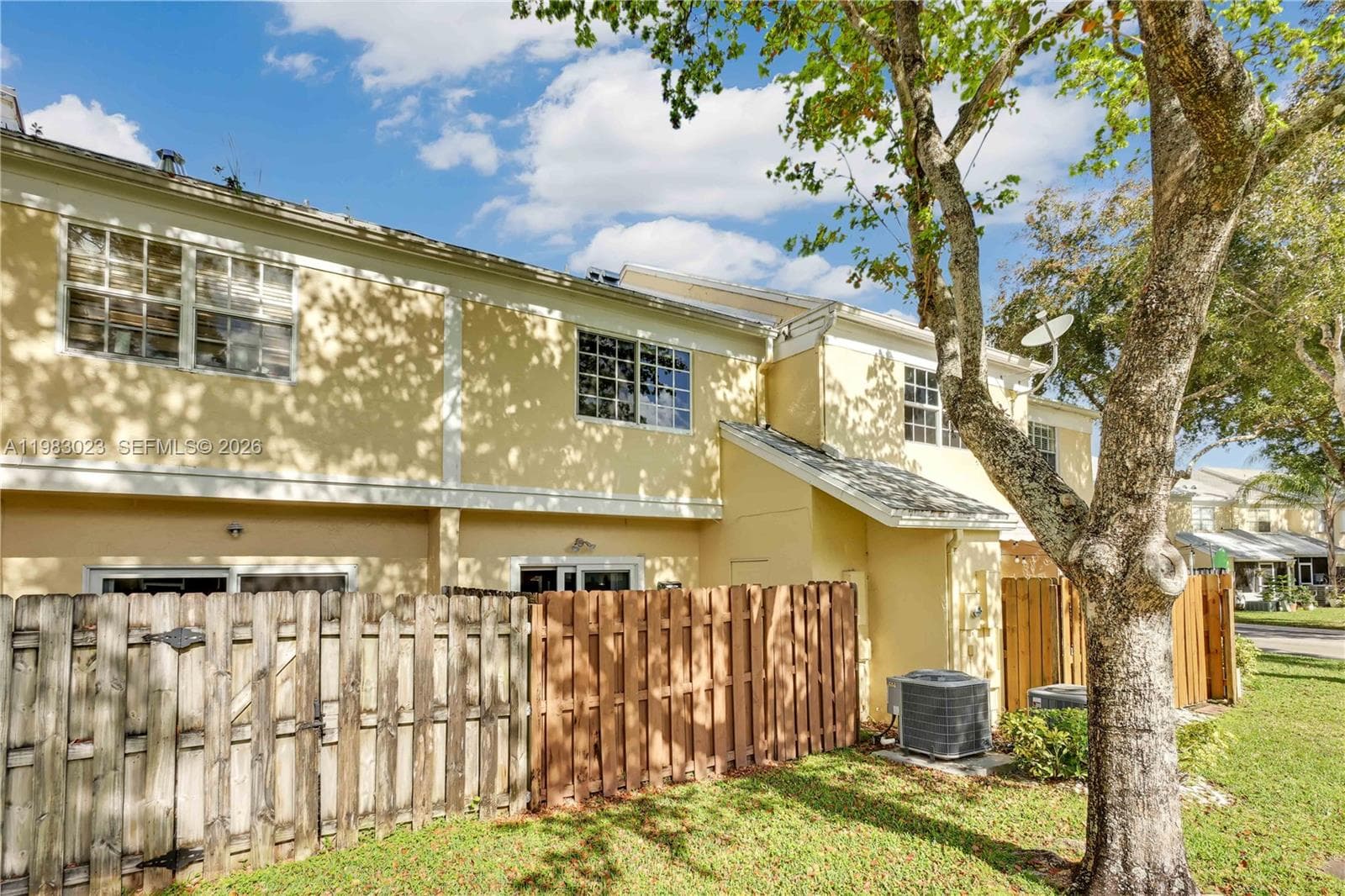 2881 S Cambridge Ln, Cooper City, FL 33026
