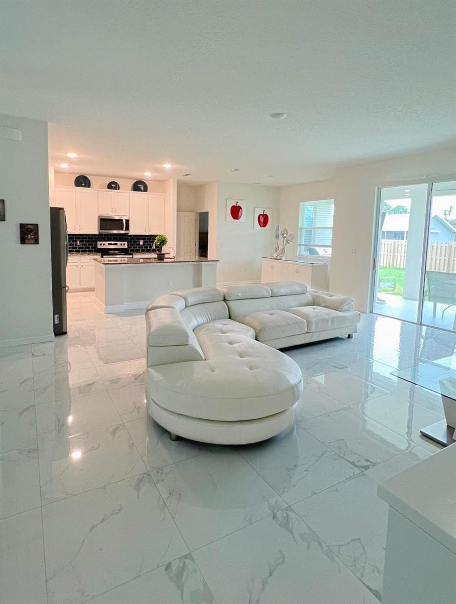 103 SW Grove Avenue, Port St. Lucie, FL 34983 — zdjęcie 2