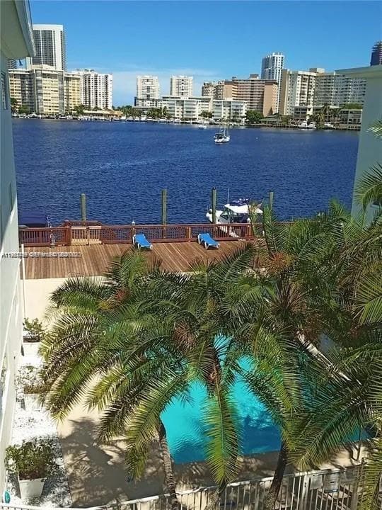 462 Golden Isles Dr # 202, Hallandale Beach, FL 33009 — zdjęcie 3
