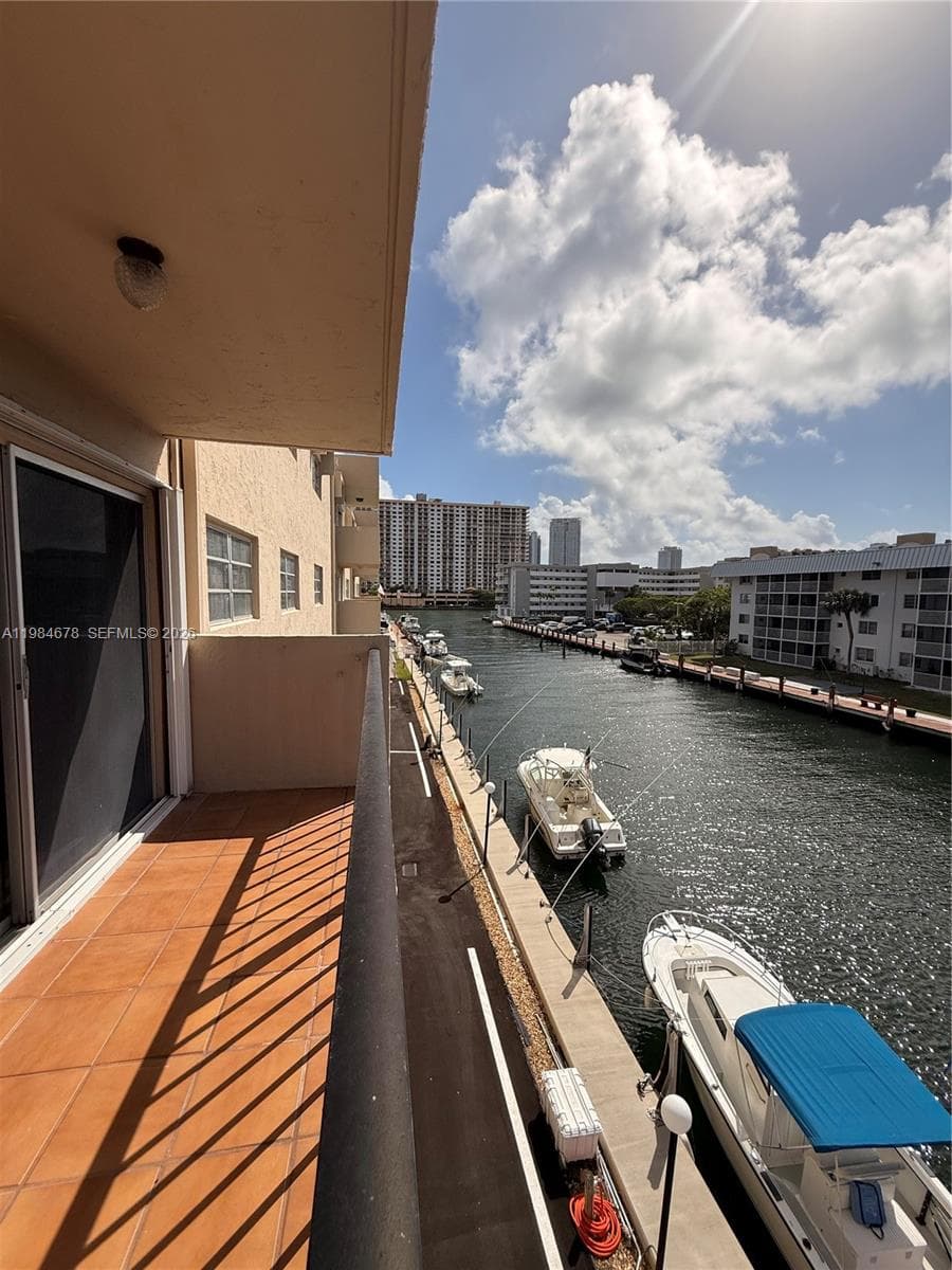 3860 NE 170th St # 304, North Miami Beach, FL 33160 — zdjęcie 2