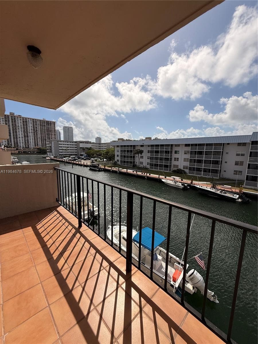 3860 NE 170th St # 304, North Miami Beach, FL 33160 — zdjęcie 3