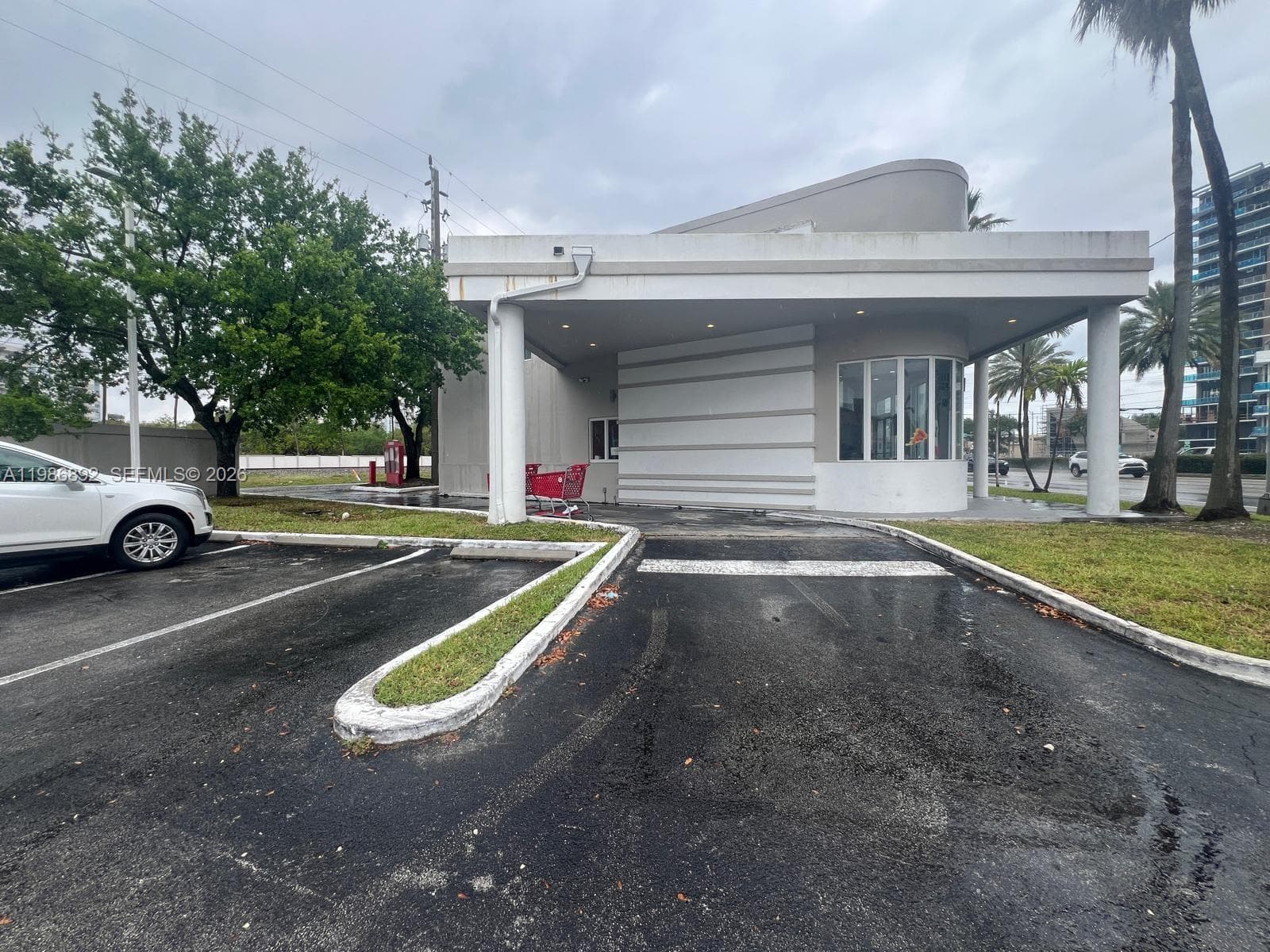 13750 Biscayne Blvd, North Miami Beach, FL 33181 — zdjęcie 2