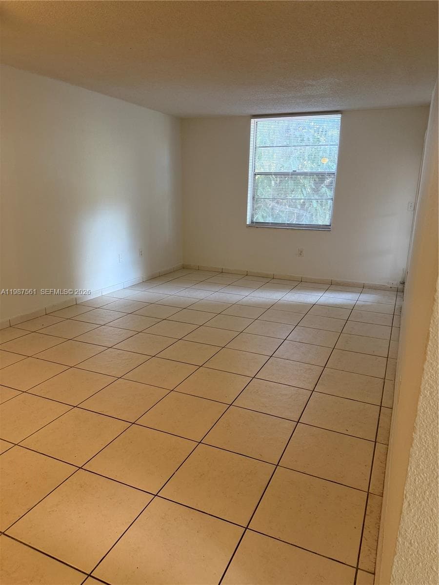 5755 W 20th Ave # 201, Hialeah, FL 33012 — zdjęcie 4