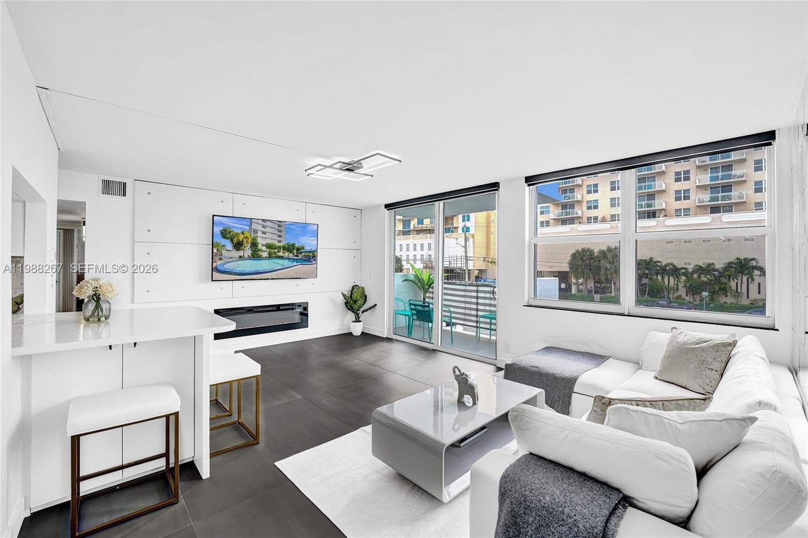 430 Golden Isles Dr # 201, Hallandale Beach, FL 33009 — zdjęcie 2