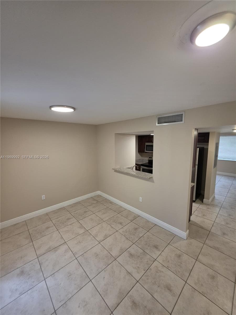 1990 NW 4th Ct # 7, Miami, FL 33136 — zdjęcie 2