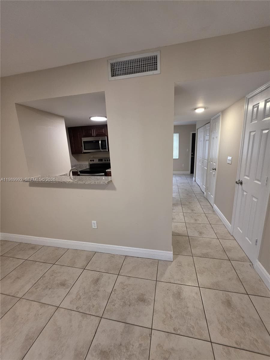 1990 NW 4th Ct # 7, Miami, FL 33136 — zdjęcie 3