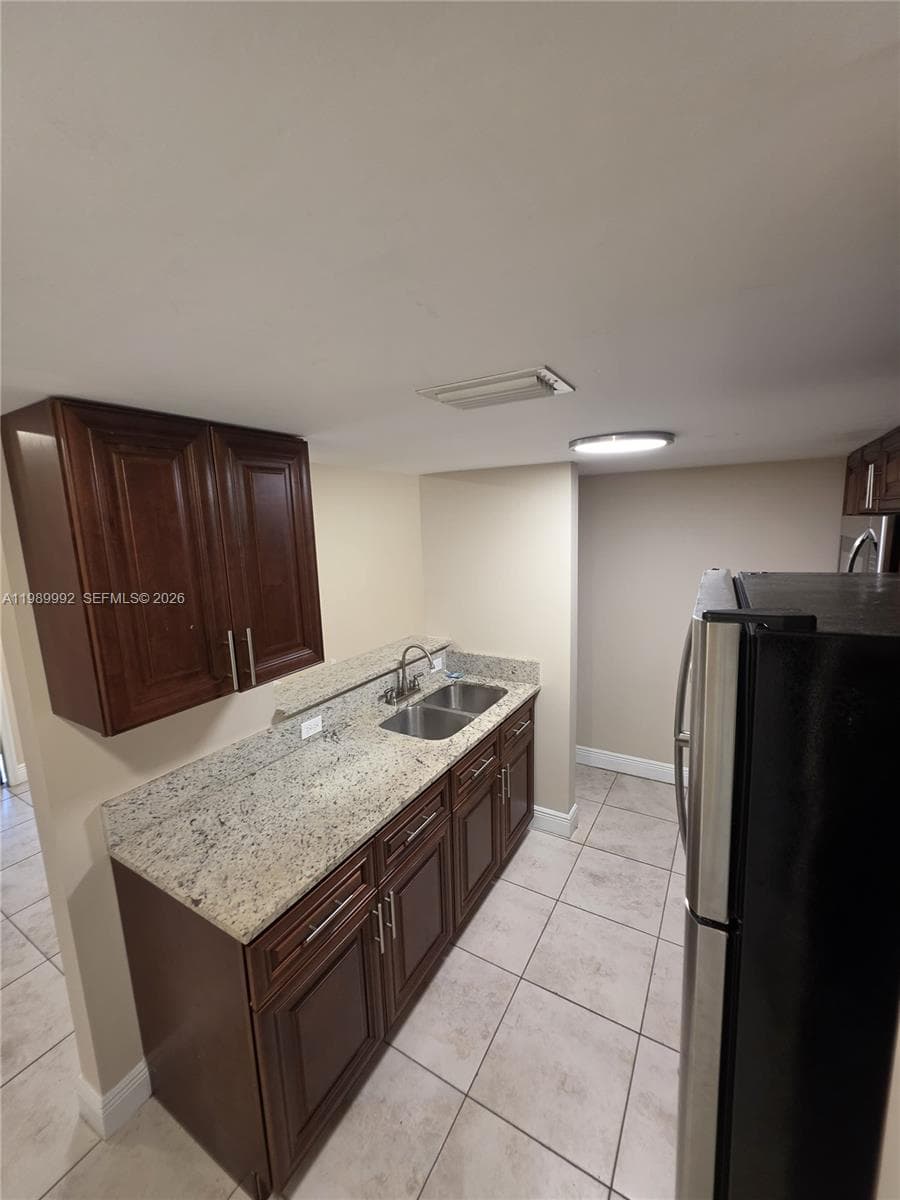 1990 NW 4th Ct # 7, Miami, FL 33136 — zdjęcie 5