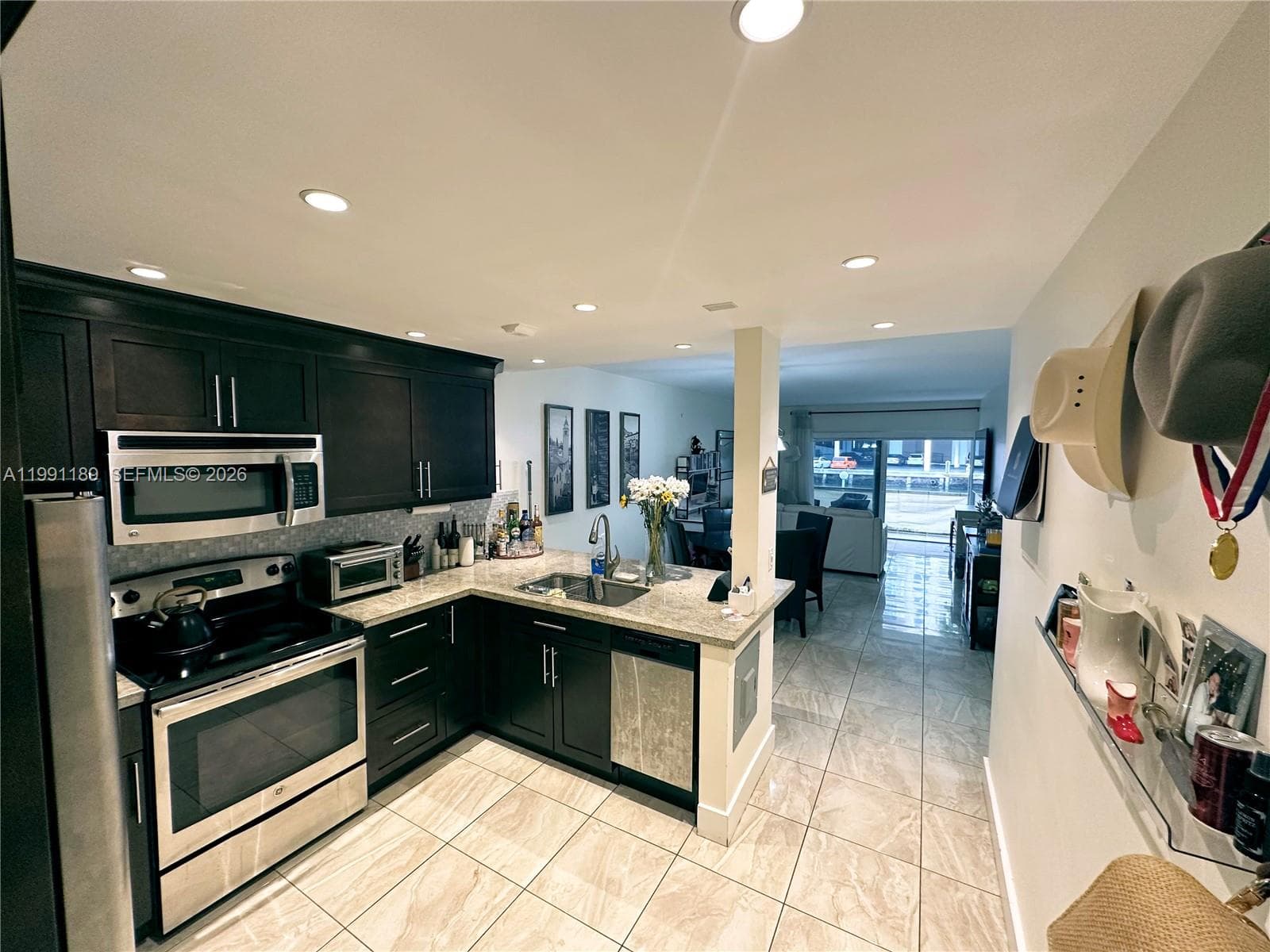 450 Paradise Isle Blvd # 102, Hallandale Beach, FL 33009 — zdjęcie 2