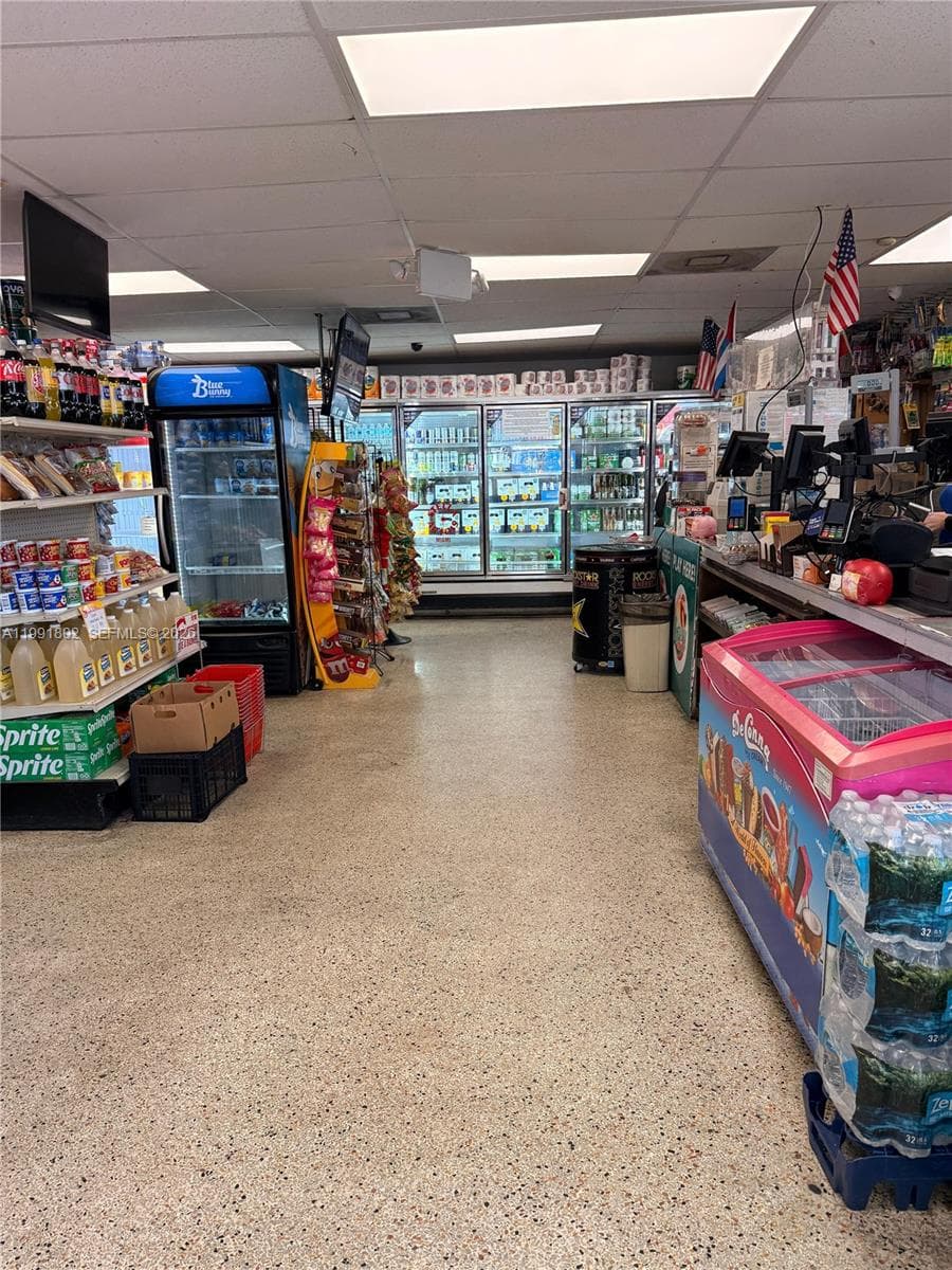 3381 NW 7th St, Miami, FL 33125 — zdjęcie 3