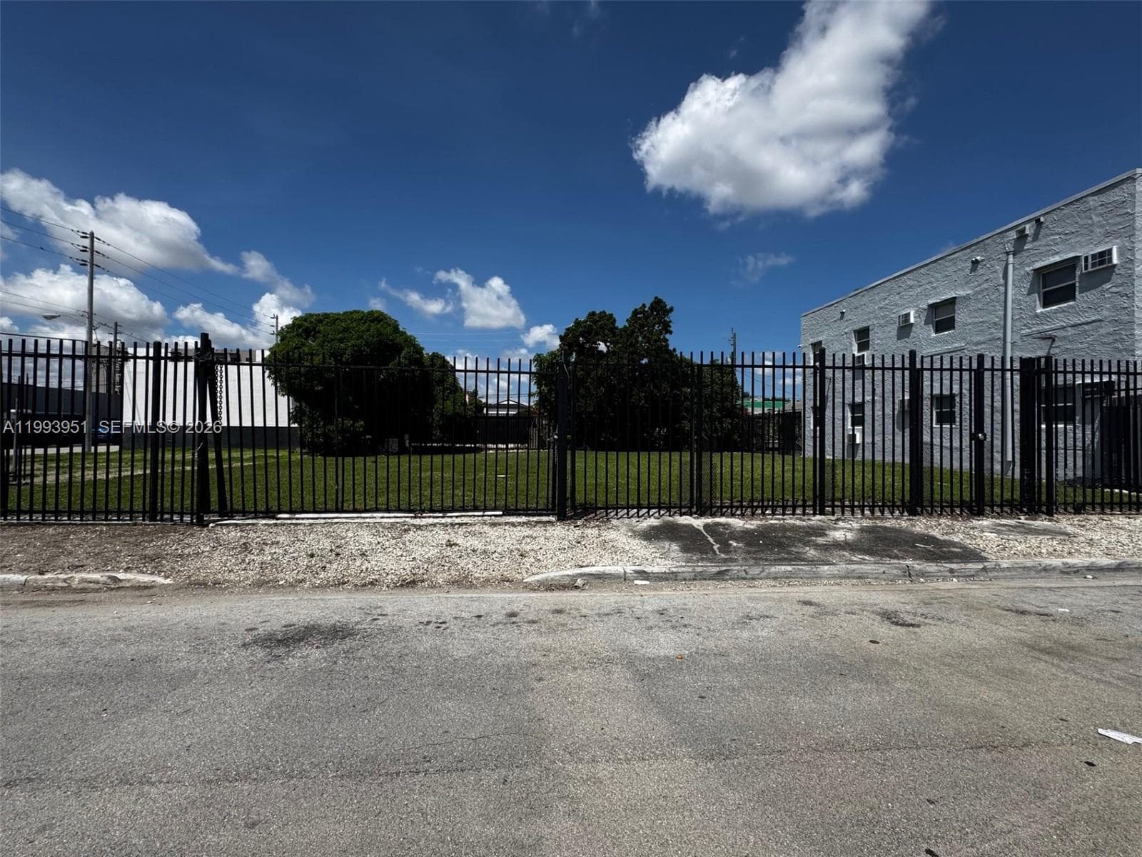 2410 NW 7th Ct, Miami, FL 33127 — zdjęcie 4