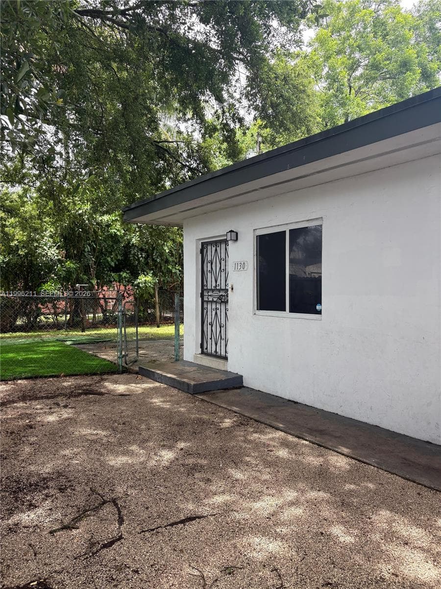 1128 NW 76th St, Miami, FL 33150 — zdjęcie 3