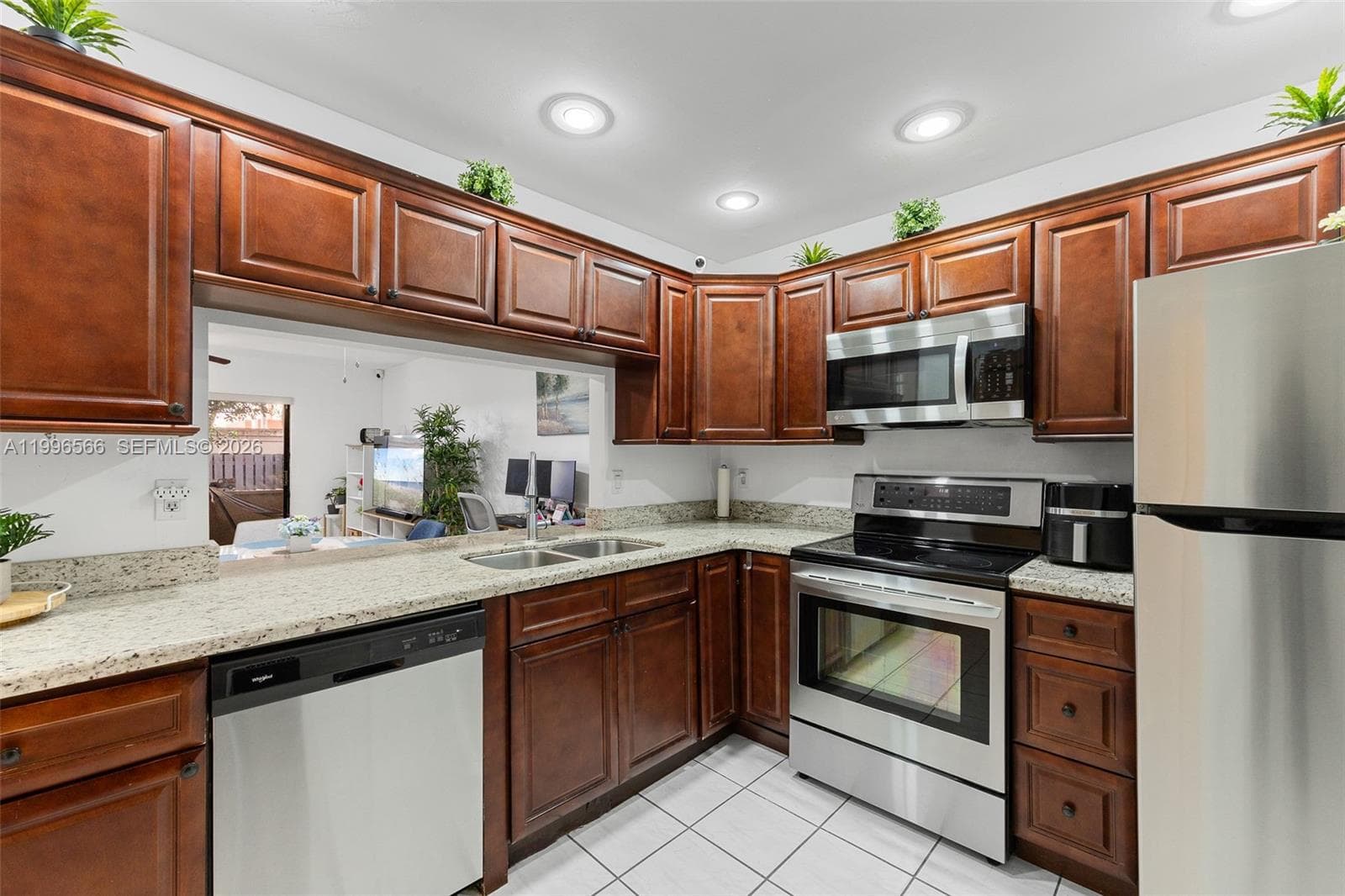 10500 NW 3rd St, Pembroke Pines, FL 33026 — zdjęcie 2