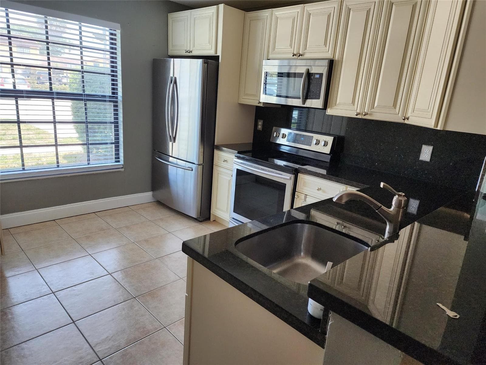 2619 NW 47th Lane, Lauderdale Lakes, FL 33313 — zdjęcie 5