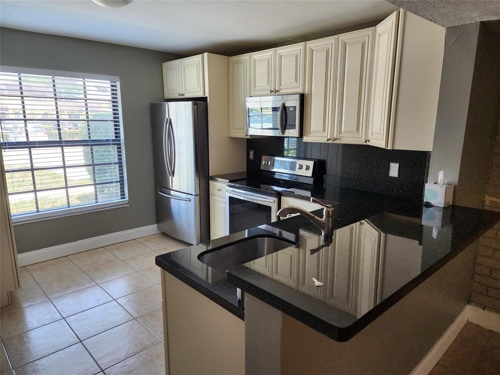 2619 NW 47th Lane, Lauderdale Lakes, FL 33313 — zdjęcie 4