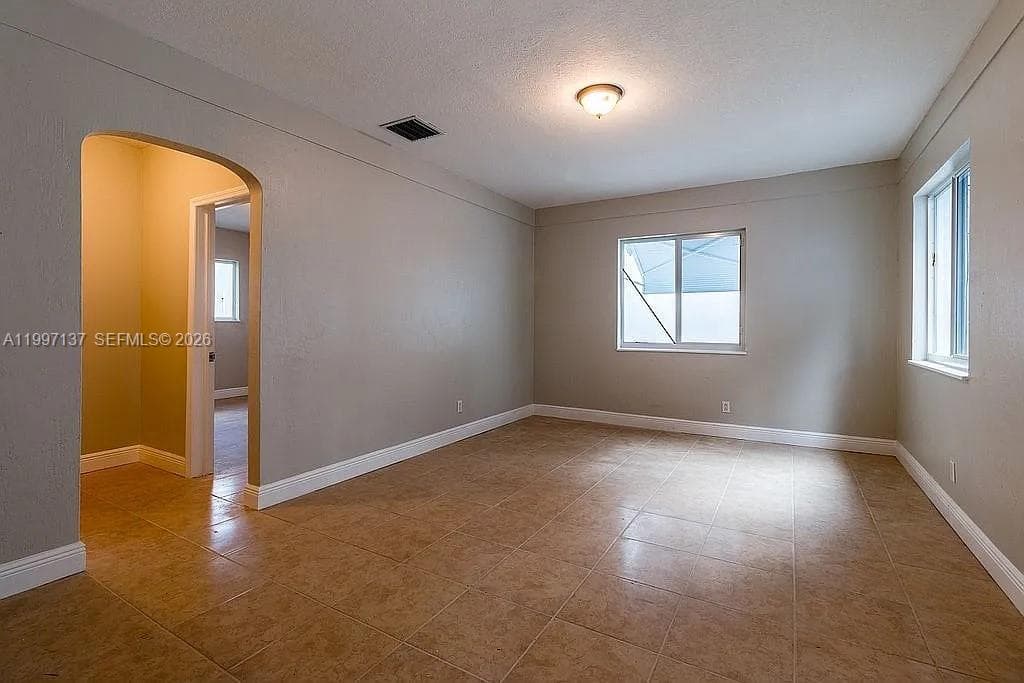 361 NE 57th St, Miami, FL 33137 — zdjęcie 3