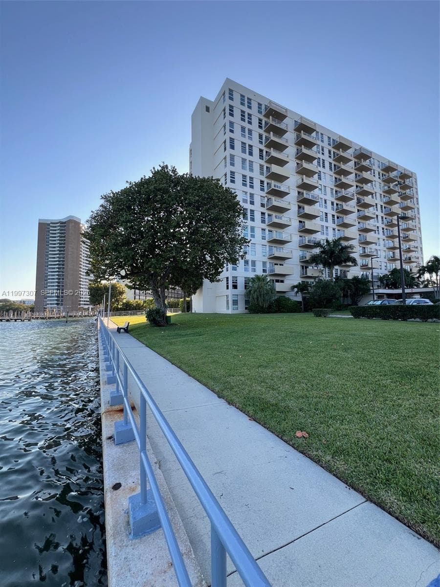 880 NE 69th St # 11M, Miami, FL 33138 — zdjęcie 3