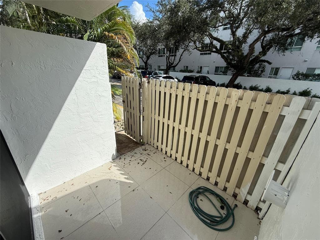 19428 NE 26th Avenue # 103b, Miami, FL 33180 — zdjęcie 3