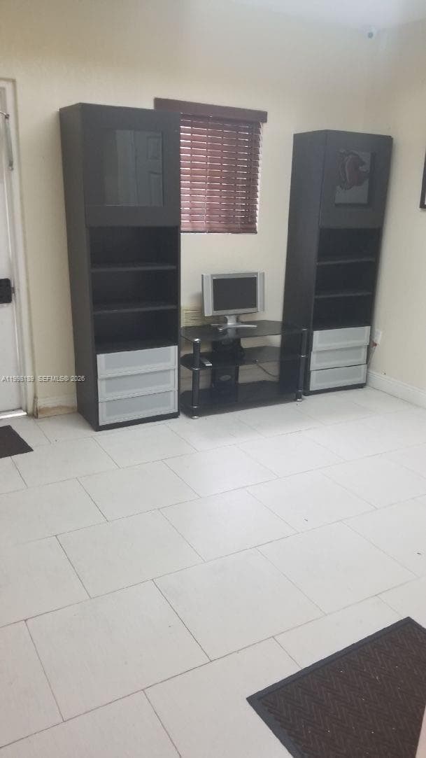 1701 W 37th St # 15, Hialeah, FL 33012 — zdjęcie 4