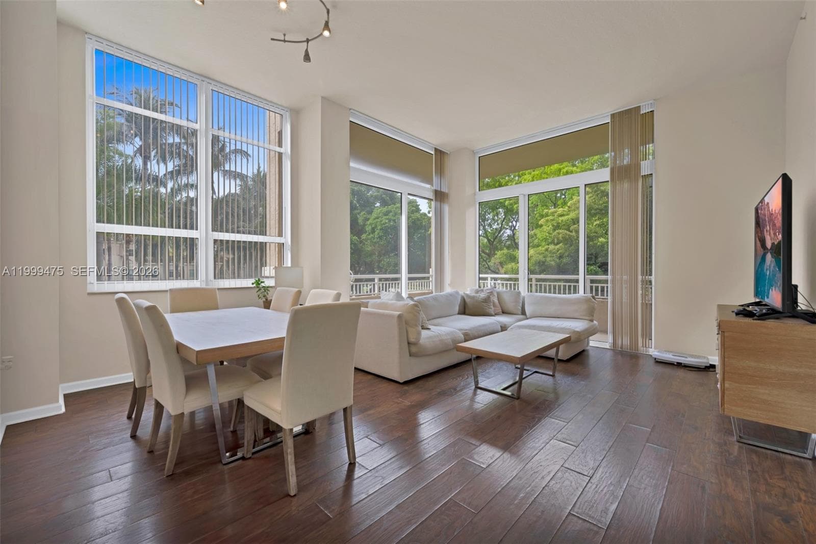 19501 W Country Club Dr # 208, Aventura, FL 33180
