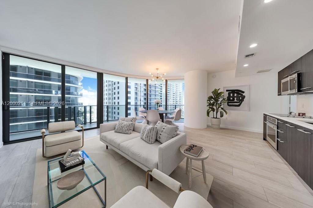 45 SW 9th St # 1808, Miami, FL 33130