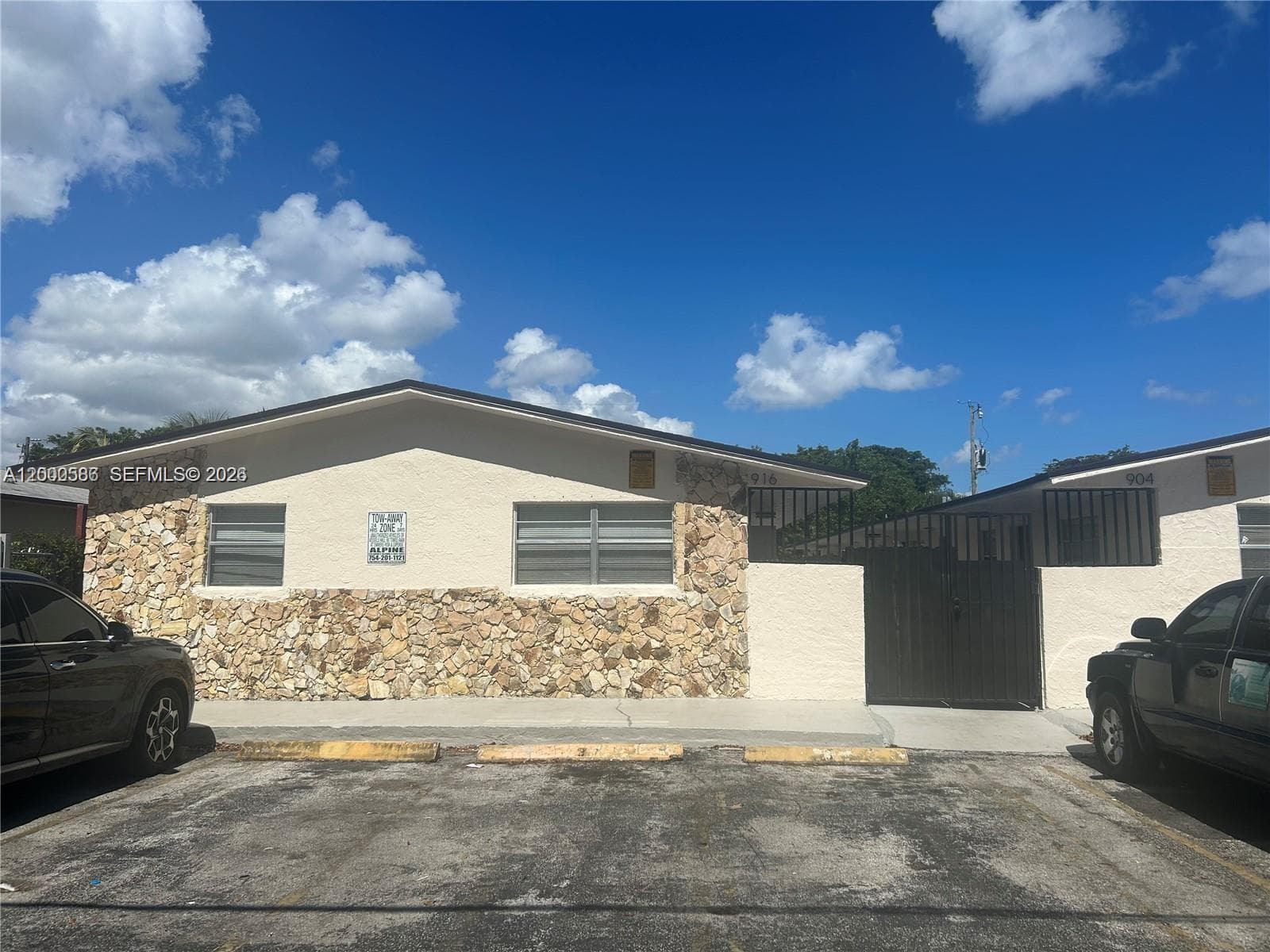 916 SW 10th St, Hallandale Beach, FL 33009