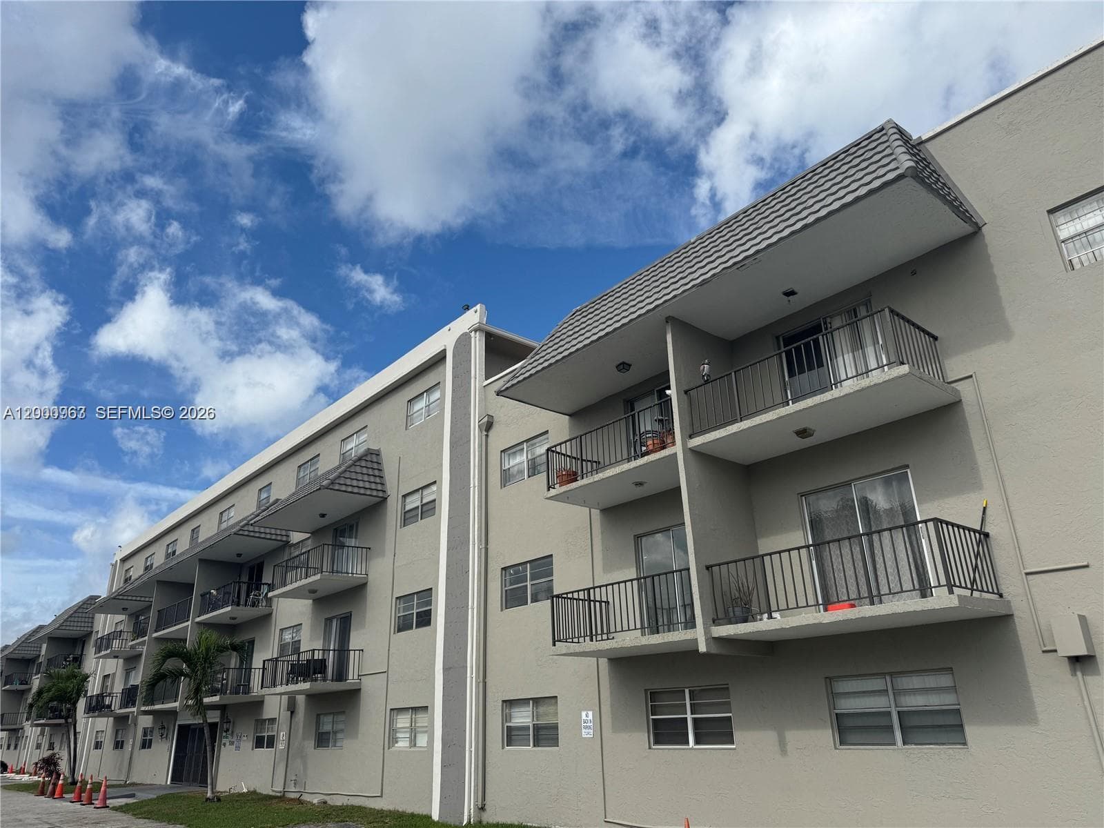 5100 SW 41st St # PH1, Pembroke Park, FL 33023 — zdjęcie 4