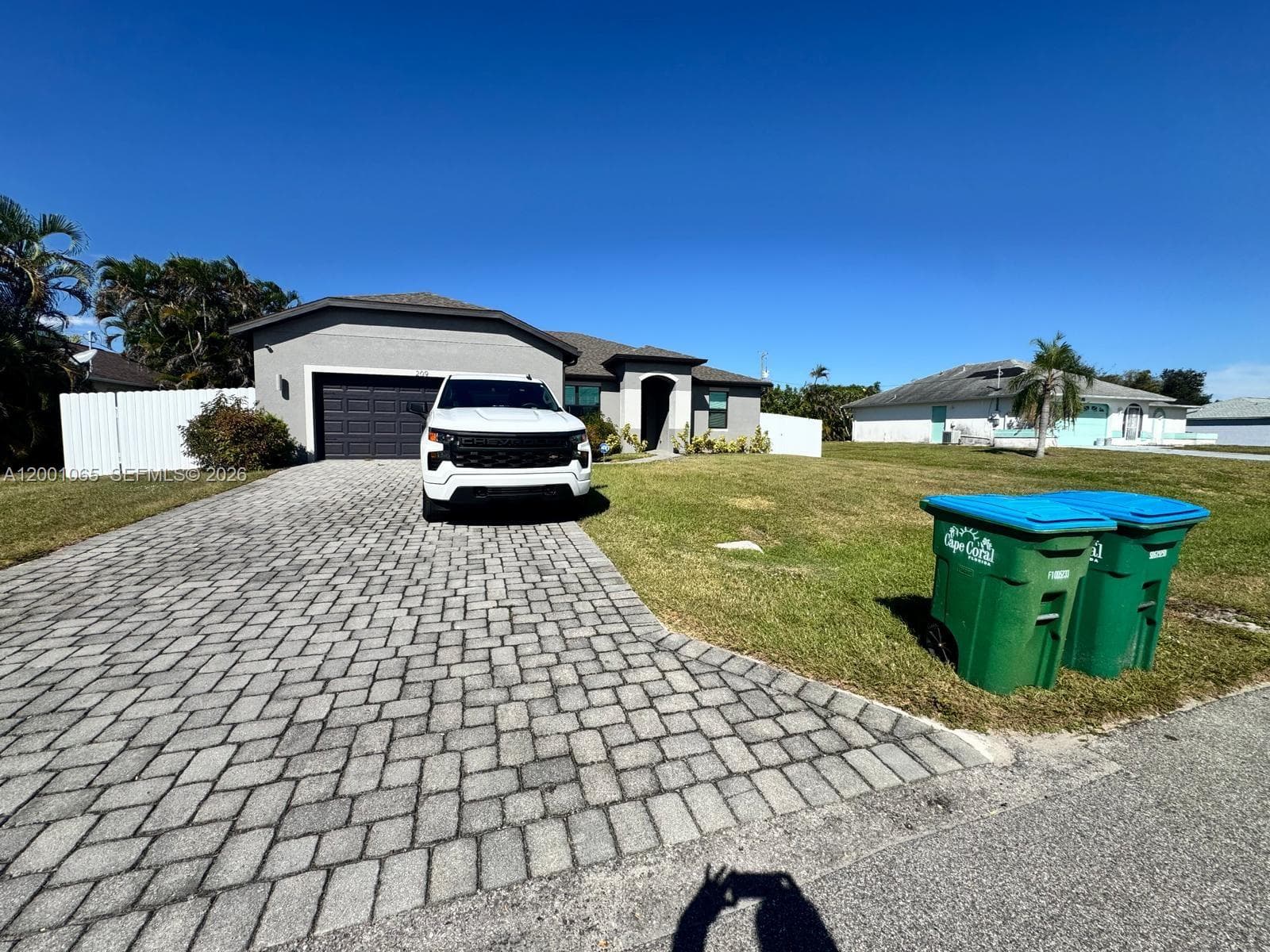 209 SE 26TH TER, Cape Coral, FL 33904-2766 — zdjęcie 2