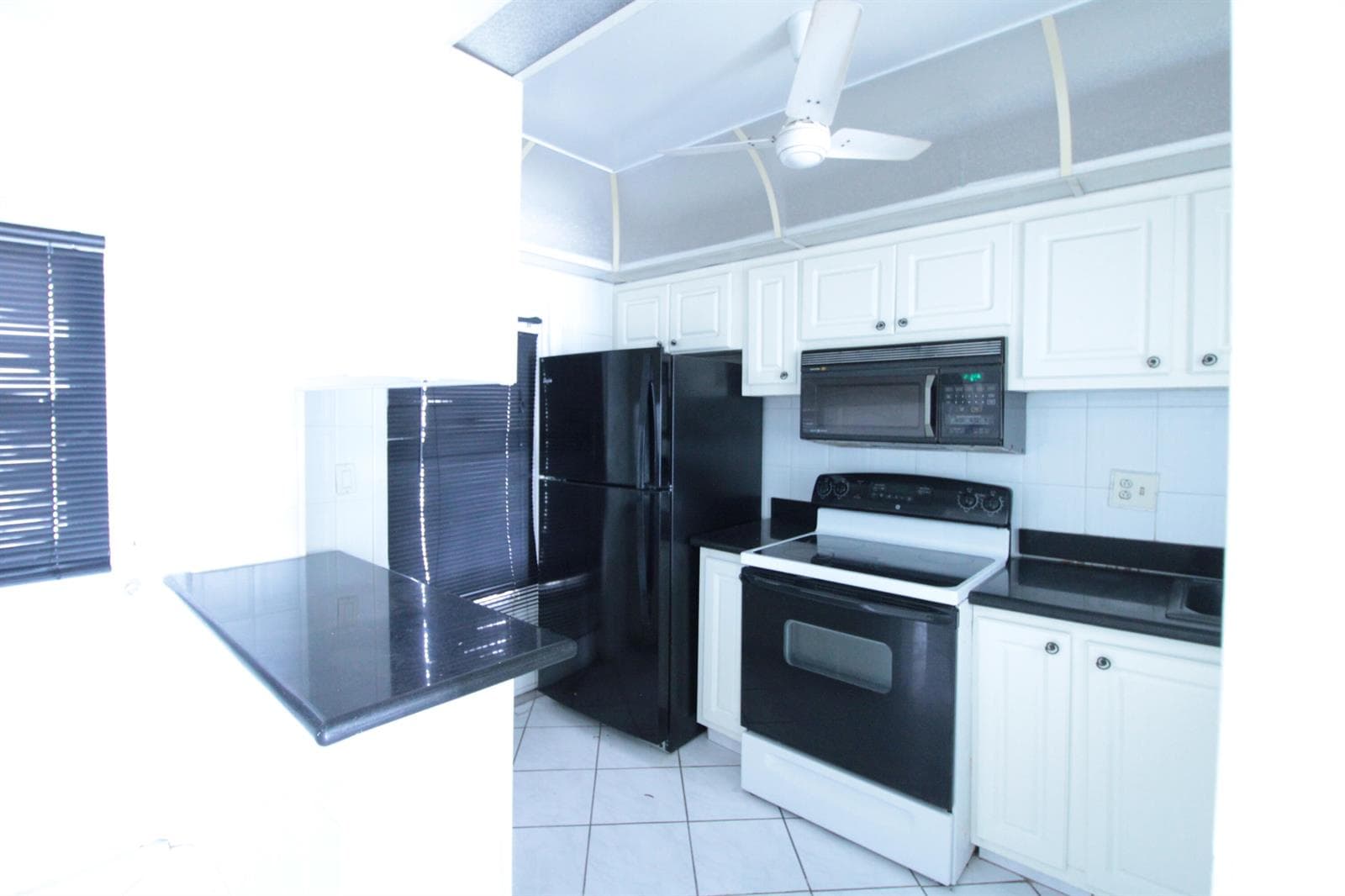 465 Paradise Isle Boulevard # 110, Hallandale Beach, FL 33009 — zdjęcie 4