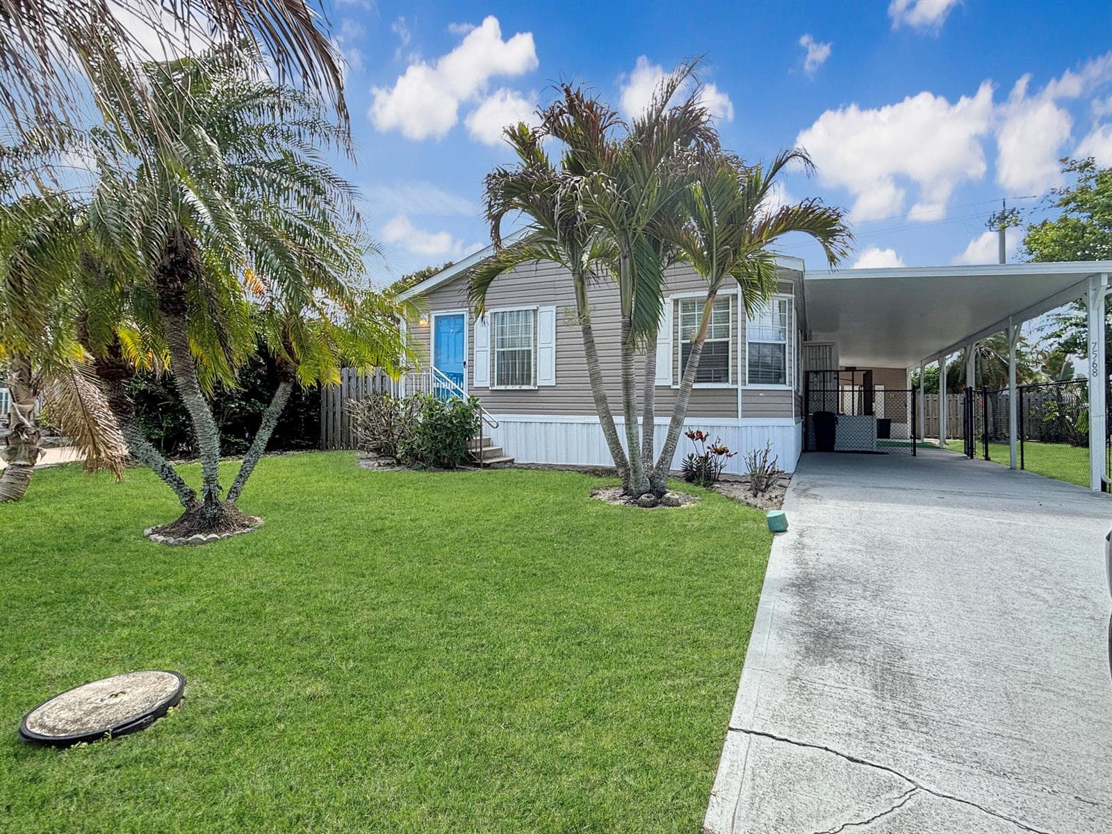 7568 SE Swan Avenue, Hobe Sound, FL 33455 — zdjęcie 2