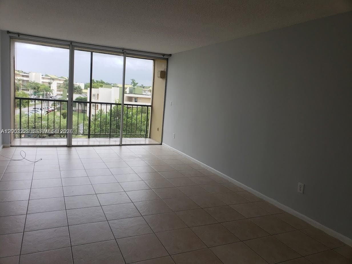8840 Fontainebleau Blvd # 402, Miami, FL 33172