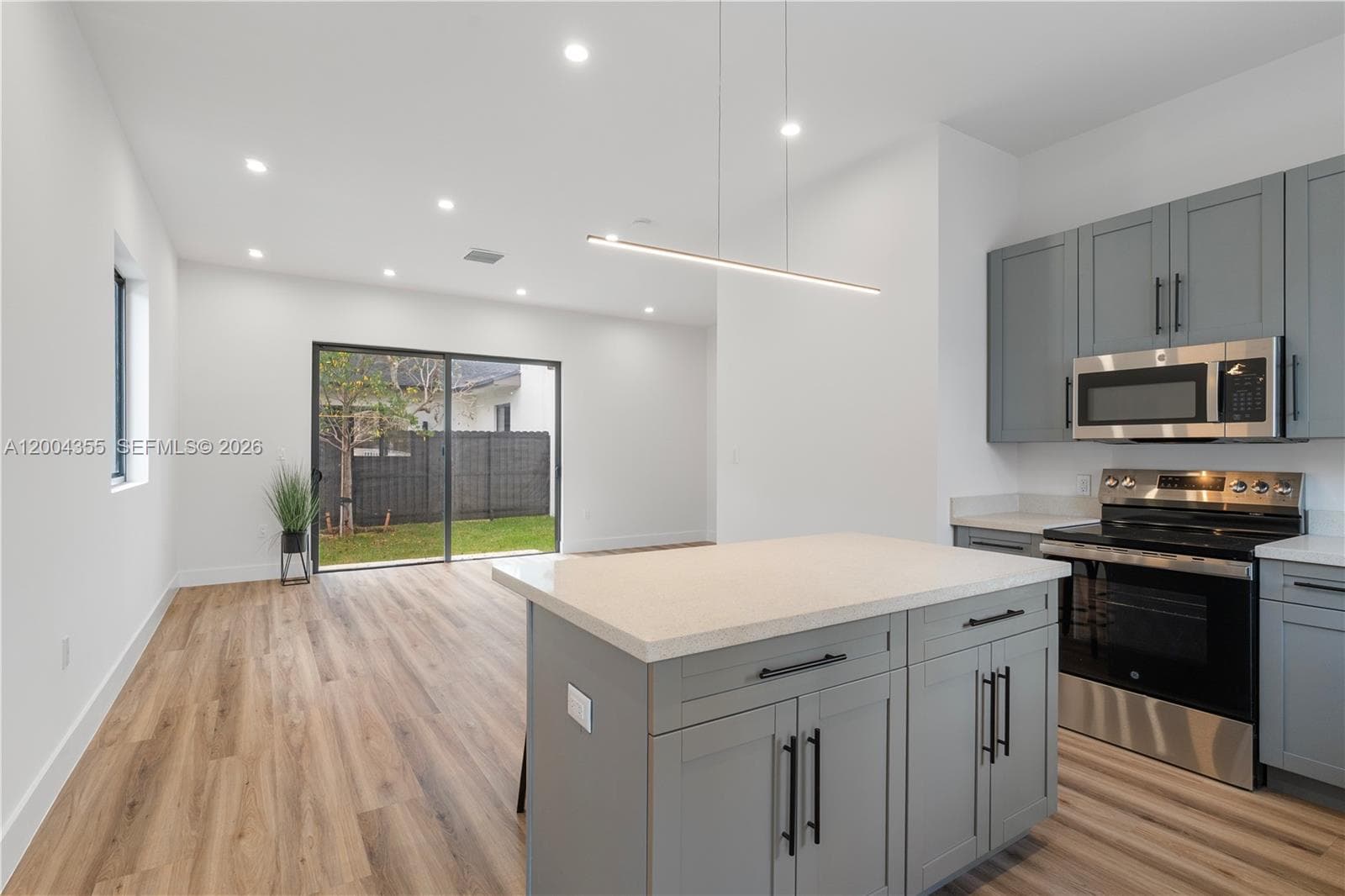 4518 NW 4 ST, Miami, FL 33126 — zdjęcie 3