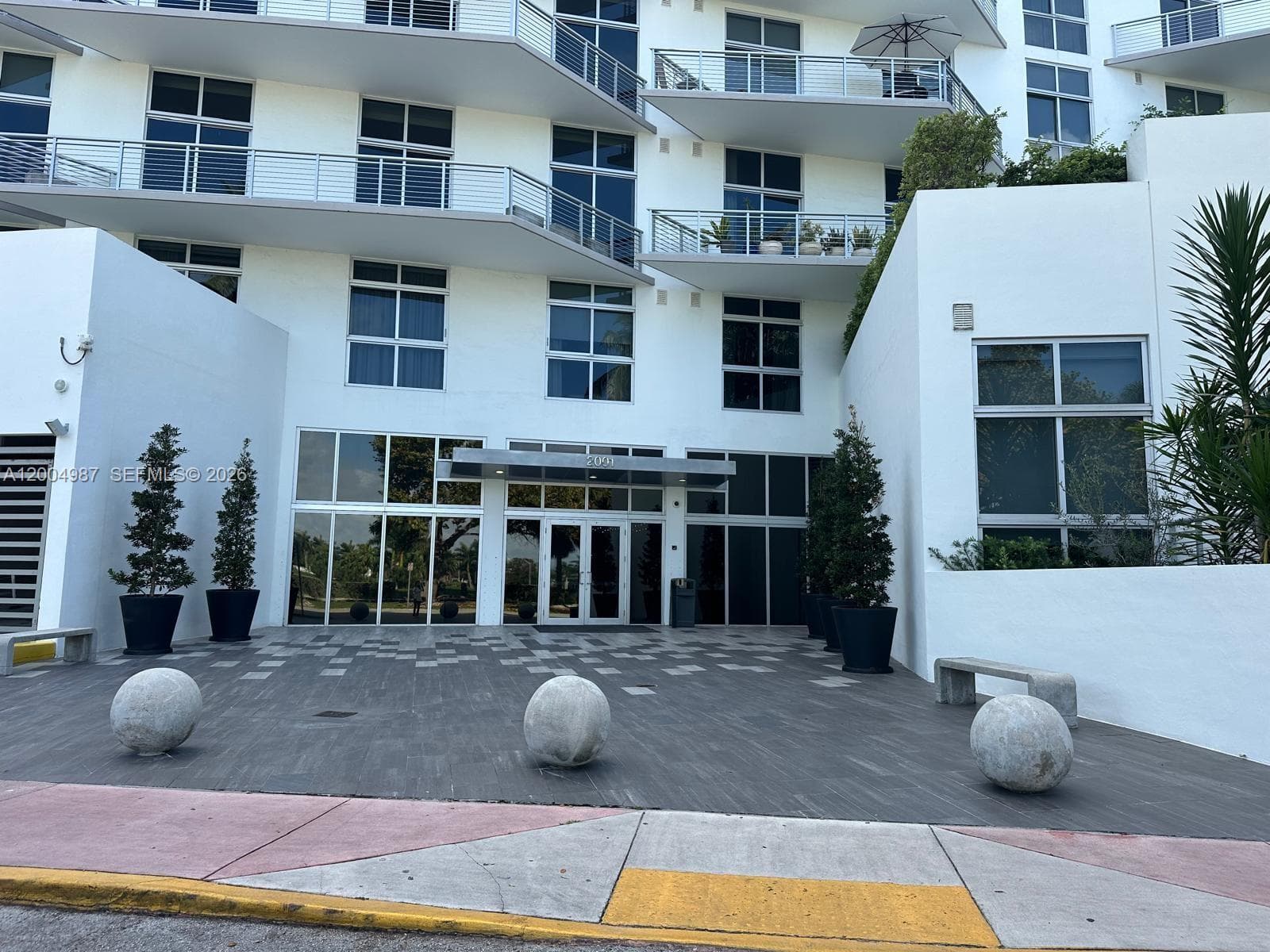 2001 Meridian Ave # 426, Miami Beach, FL 33139 — zdjęcie 2