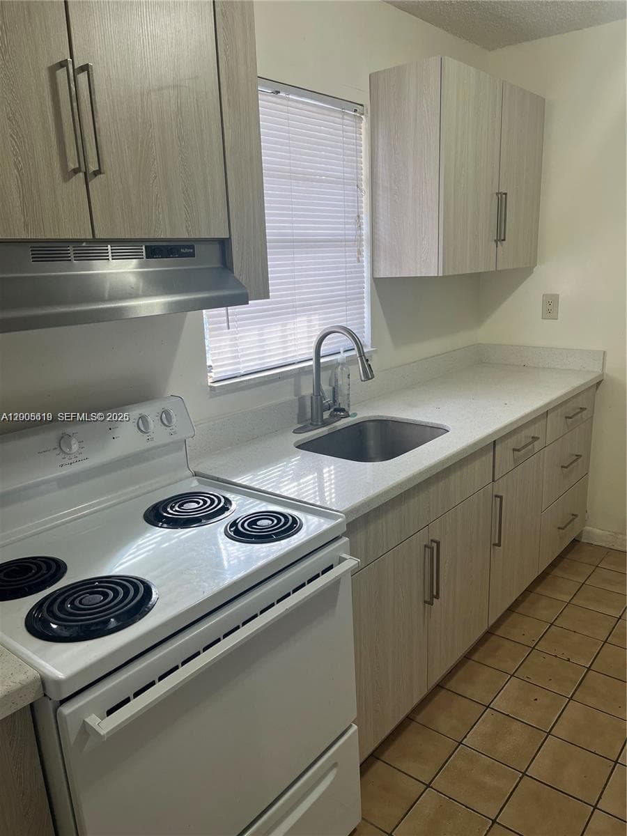 2255 W 55th St # 2, Hialeah, FL 33016 — zdjęcie 2