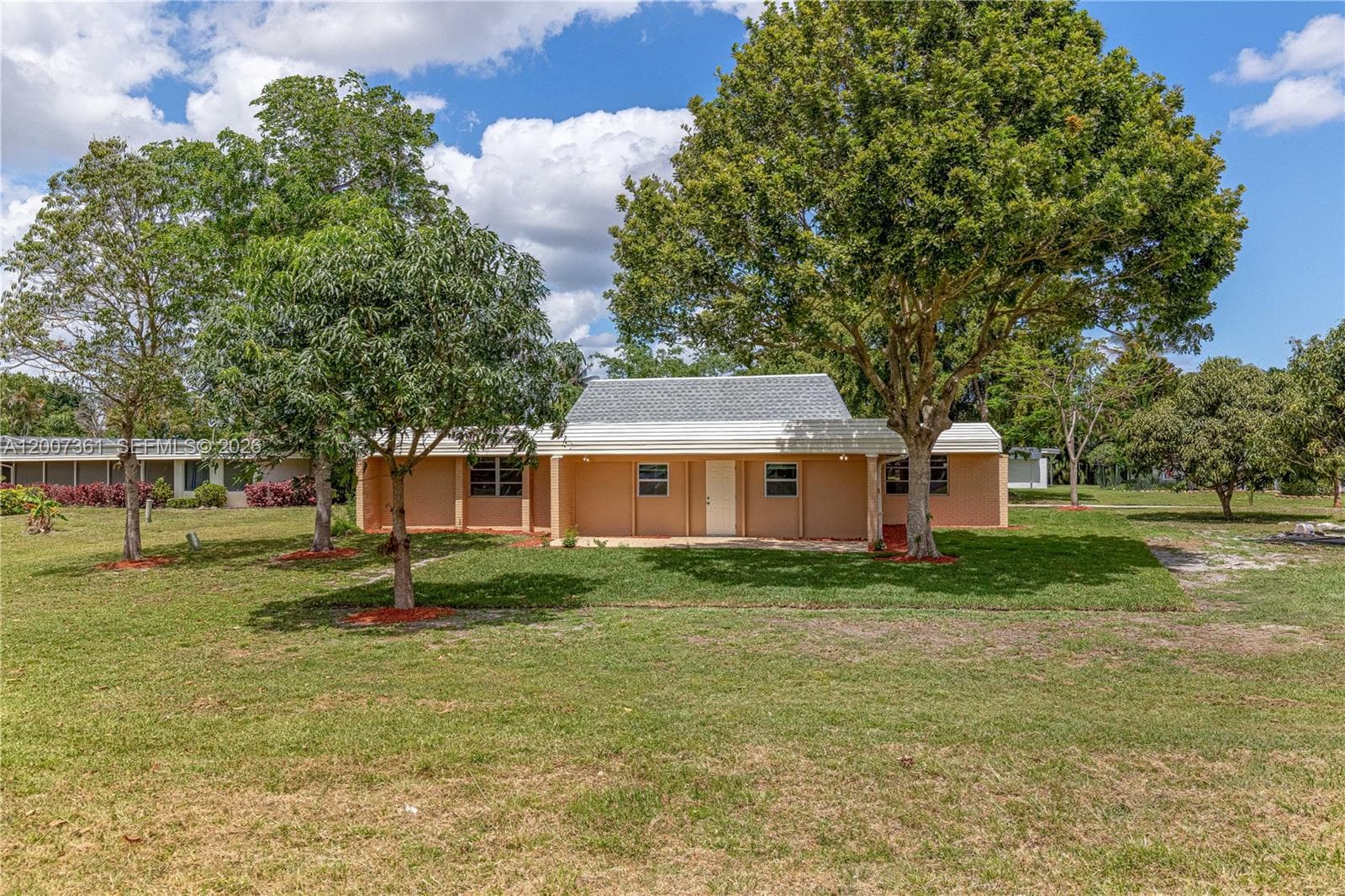 5201 Yellow Pine Ln, Tamarac, FL 33319 — zdjęcie 2