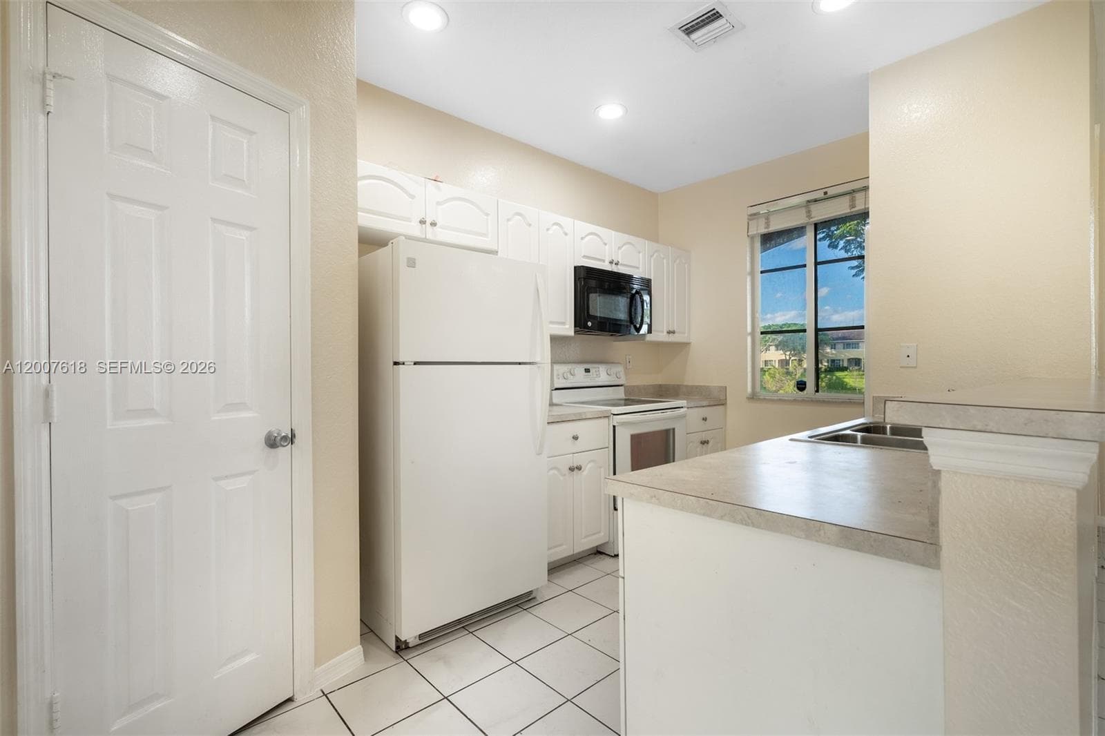 6051 SW 19th Pl, North Lauderdale, FL 33068 — zdjęcie 4