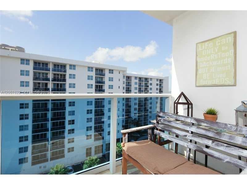 7501 E Treasure Dr # 8C, North Bay Village, FL 33141 — zdjęcie 2